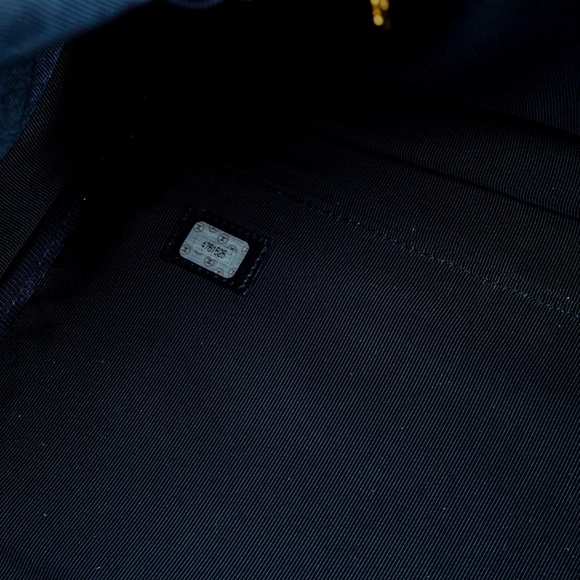 CHANEL VINTAGE BLACK PATENT CC DUFFLE BOSTON BAG (1996) - Picture 9 of 9